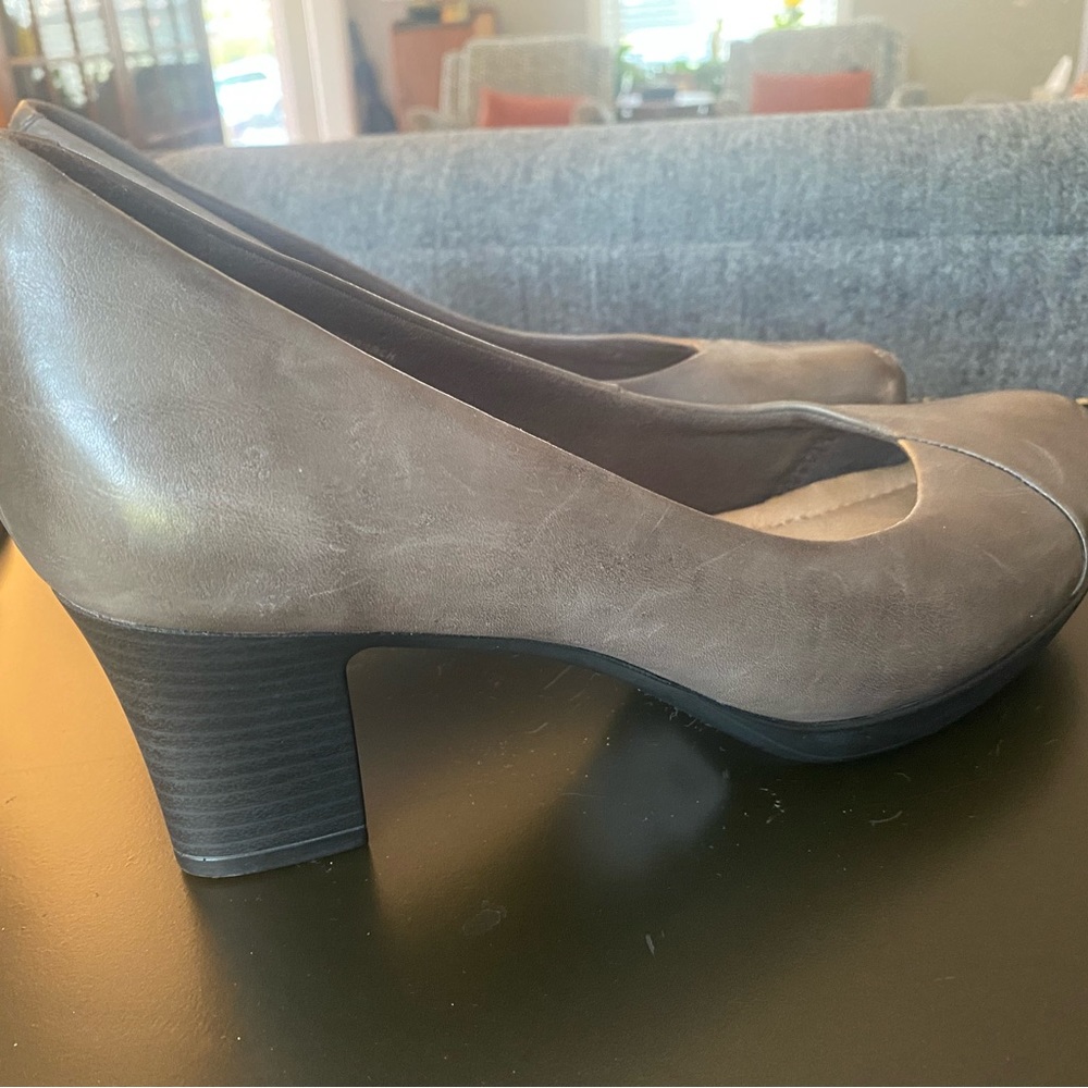 Taupe colored EARTH brand 2 inch heels size 9.5